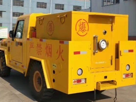 额济纳凯龙爆破器材运输车：保障爆破任务的安全运行