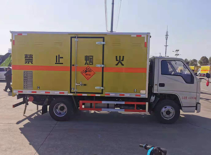 额济纳爆破器材运输车工人安全操作规范与智能技术保障